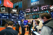 Chứng khoán Mỹ giảm điểm ngày thứ 4 liên tiếp khi có thêm một ngân hàng lao đao
